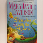 MaryJanice Davidson : Sleeping with the Fishes - pikkukuva 1