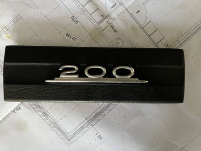 Mercedes-Benz 200 W115