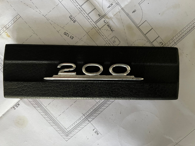 Mercedes-Benz 200 W115