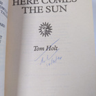 Tom Holt : Here Comes the Sun (signeerattu) - pikkukuva 3