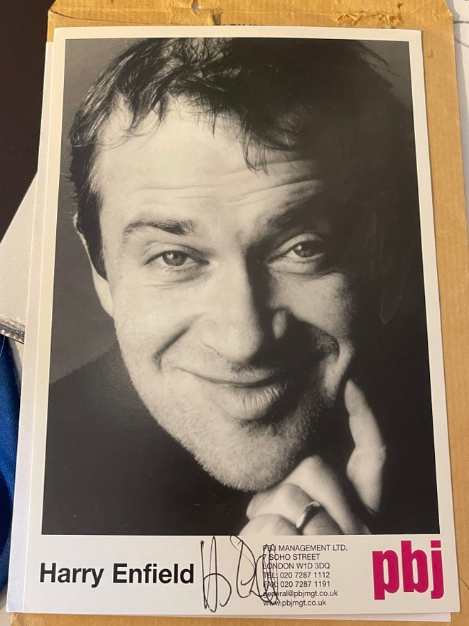 Harry Enfield nimikirjoitus promokuvassa