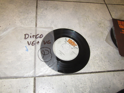 dingo - pistoolisankari / apinatarhaan