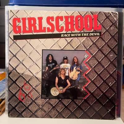 Girlschool - Race with the devil lp (nimikirjoitukset)