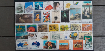 AUSTRALIA n.1970-80 luku LEIMATTUJA postimerkkejä 34 kpl