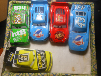 Disney autoja + jotain figuri muovijuttuja