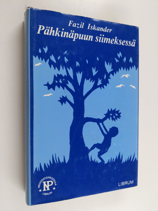 Fazil Iskander : Pähkinäpuun siimeksessä : novelleja