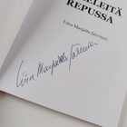 Liisa Marjatta Järvinen : Enkeleitä repussa (signeerattu) - pikkukuva 3