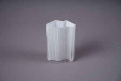106. Iittala '2780' maljakko. Tapio Wirkkala, signeerattu.