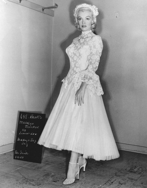 MARILYN MONROE - Nuori kaunis morsian - valokuva