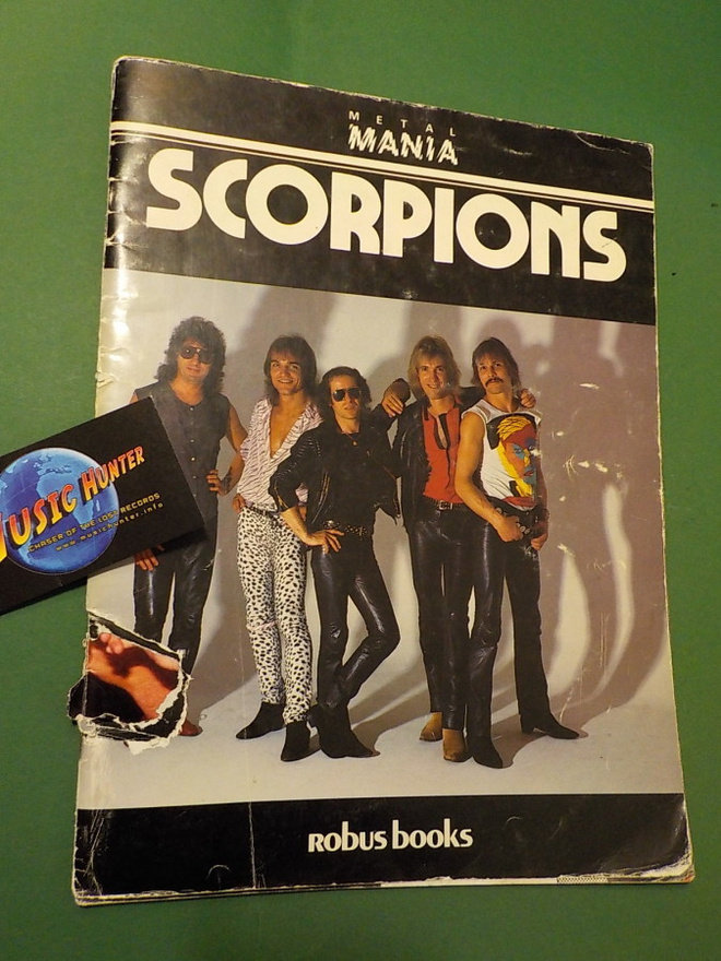 SCORPIONS VALOKUVAKIRJA KOKO BÄNDIN NIMMAREILLA