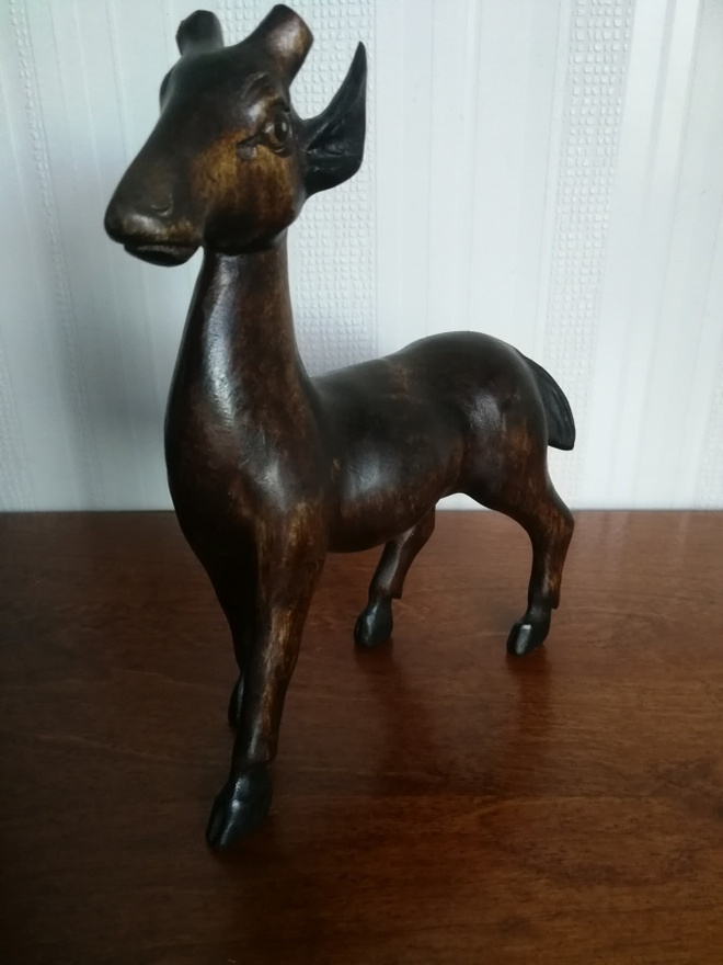 Puinen erikoinen eläin figuuri