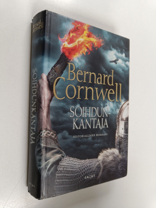 Bernard Cornwell : Soihdunkantaja : historiallinen romaani