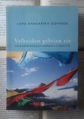 Lama Anagarika Govinda - Valkeiden pilvien tie (nid.)