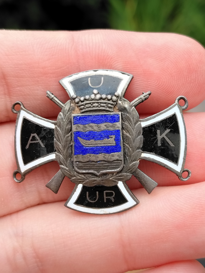 AUK-merkki hopeaa