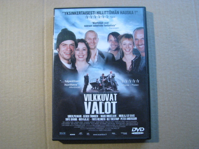 VILKKUVAT VALOT ( Mads Mikkelsen )