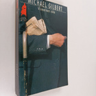 Michael Gilbert : Viimeinen isku - pikkukuva 1