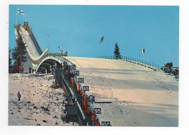 Lahti: hyppääjä hiihtostadionin isossa mäessä