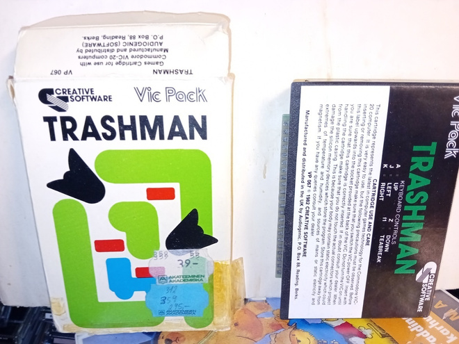 VIC PACK TRASHMAN pelikasetti + kotelo ( SIS POSTIKULU  )