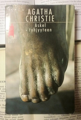 Agatha Christie - Askel tyhjyyteen (pokkari)