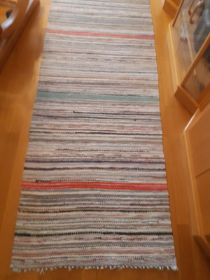 Kuvan esittävää 3mattoa. MItat 2m27cn-74cn,  2m22cn - 1m41cn