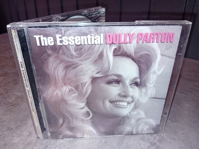 2 CD The Essential Dolly Parton ( SIS POSTIKULU)