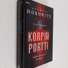 Anthony Horowitz : Viisi vartijaa 1 : Korpinportti - pikkukuva 1