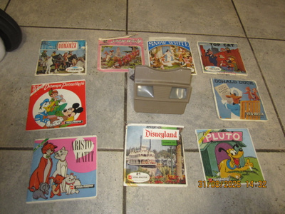 Vintage View-Master -katselulaite ja iso kasa kiekkoja
