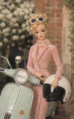 Barbie ajaa skootterilla (postikortti)