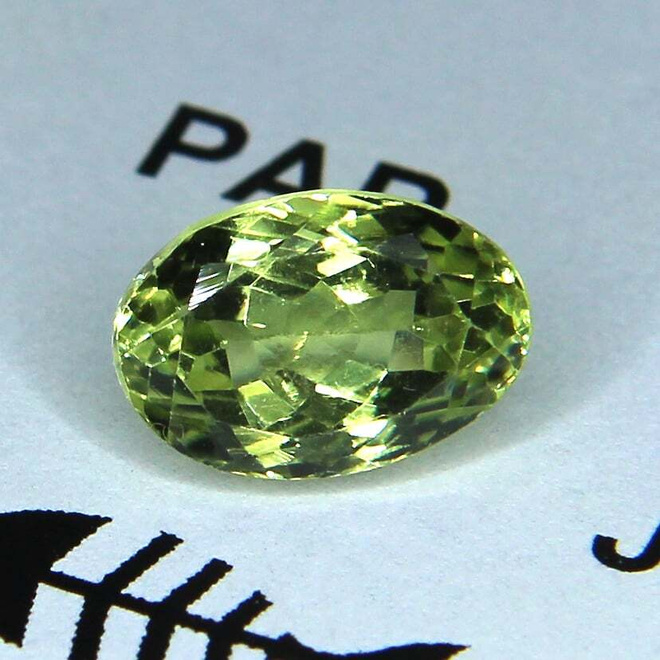 Puhdas sillimaniitti 4.88 karaattia kellanvihreä 11.8 mm