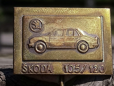 Vanha Skoda merkki. Ronssivärinen. Mitat 30*20 mm.