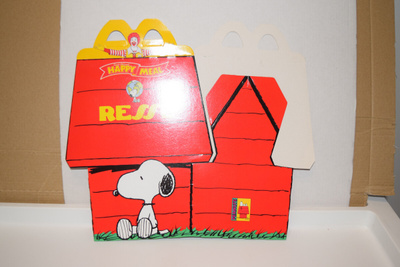 Mcdonalds's Happy meal laatikko tenavat ressu snoopy
