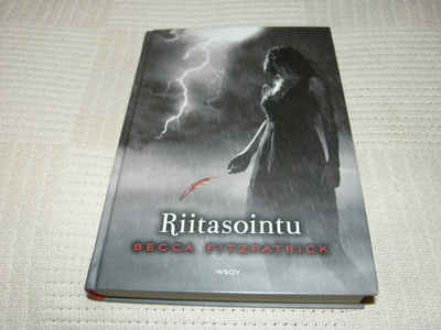 Becca Fitzpatrick Riitasointu  -sid