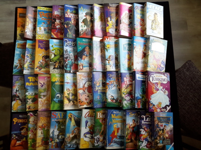 VHS  lasten kasettien kansipapereita  44 kpl
