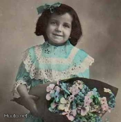 LAPSI / Hymyilevä tyttö röyhelömekossa - kukkia. 1900-l.