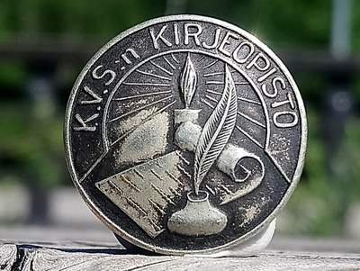 Hopeavärinen Valmistajan leimalla. Halkaisija - 20 mm.