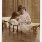 LAPSI / Joulusalaisuuksia kuiskivat tytöt vuoteessa. 1900-l. - pikkukuva 2