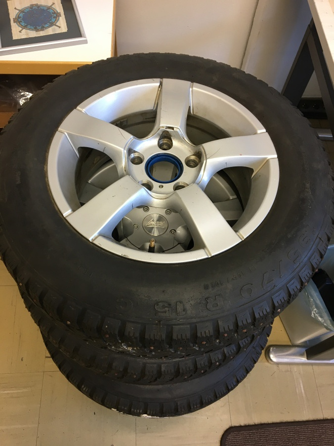 Ässä nastarenkaat 195/70 R15 c Image alumiinivanteilla