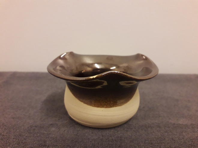 Pieni astia, 8x5cm, ehkä Kerman Savi