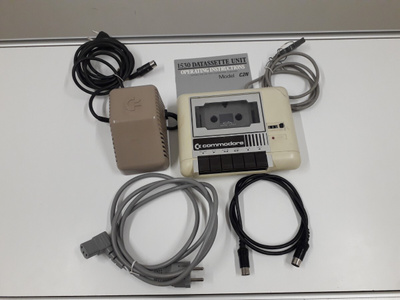 Commodore 64 poweri, kasettiasema ja kaapelit