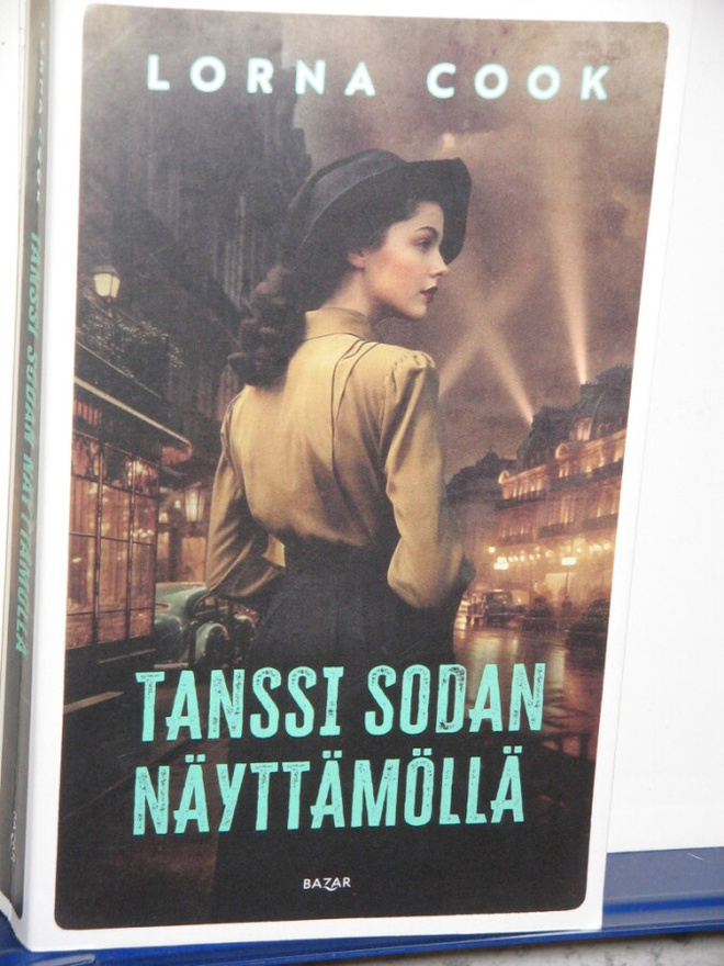 Lorna Cook : TANSSI SODAN NÄYTTÄMÖLLÄ