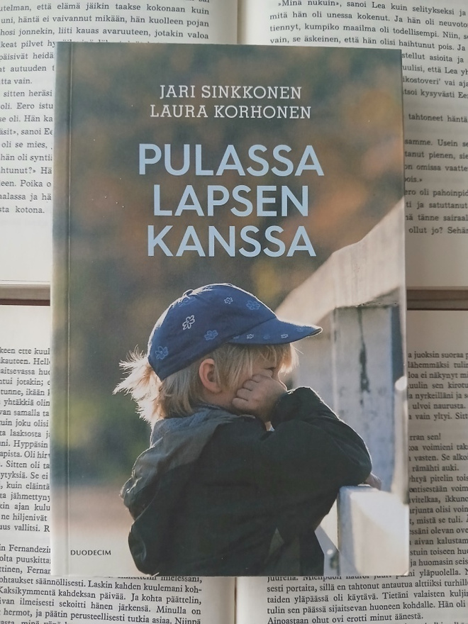 Jari Sinkkonen - Pulassa lapsen kanssa (nid.)