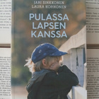 Jari Sinkkonen - Pulassa lapsen kanssa (nid.) - pikkukuva 1