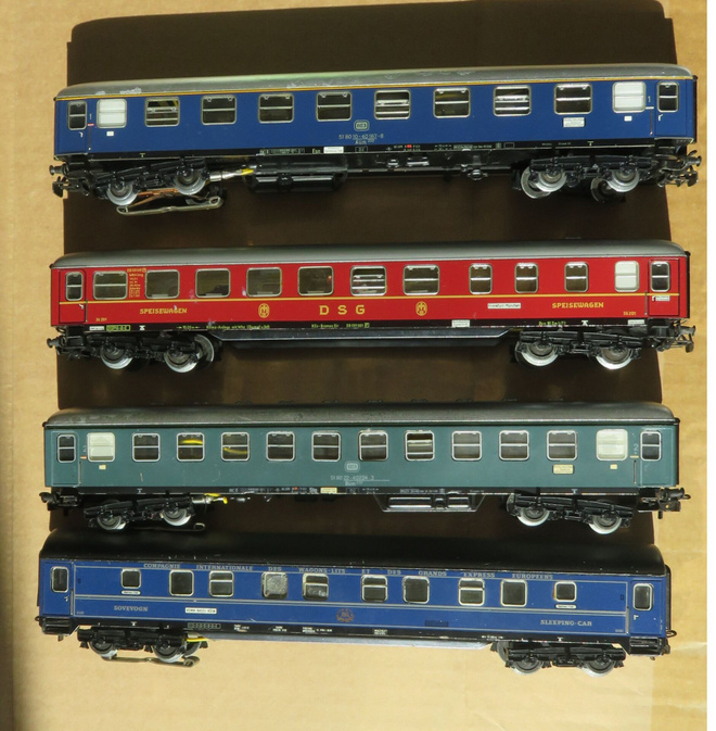 Märklin 4 pikajunan vaunua sisävaloin