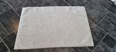 Hyväkuntoinen kylpyhuoneen matto,mitat 90 x 60 cm.