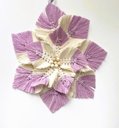 Makramee kukka -seinäkoriste / -pöytäkoriste - 31 cm