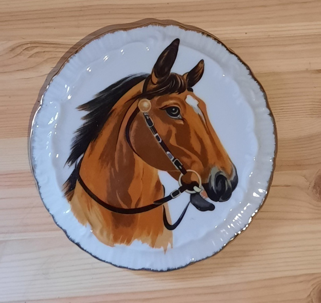 Hevonen seinätaulu, reunassa kultaus