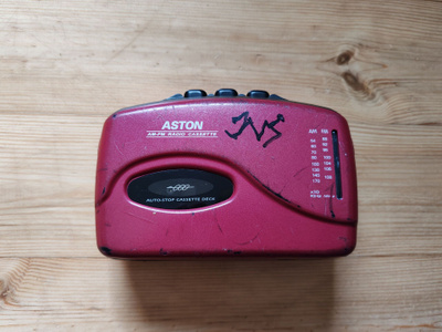 Aston korvalappustereo (C-kasettisoitin)
