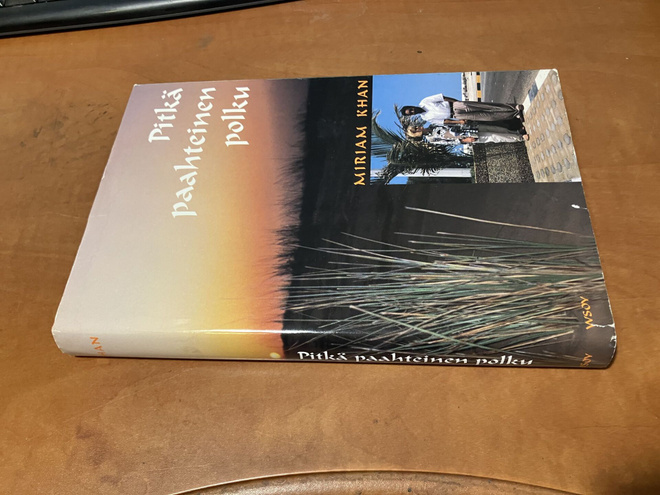 MIRIAM KHAN PITKÄ PAAHTEINEN POLKU HYVÄ