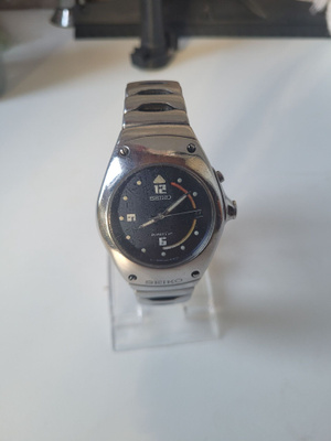 Erikoisempi Seiko kinetic.