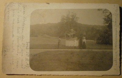 Leidit retkellä, veistos kiinnostaa, p. 1907 -> Suomeen
